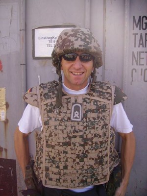 Paul mit Splitterweste.jpg